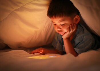 #Parenting Tips : मुलांच्या ‘स्क्रीन टाइम’वर लक्ष ठेवा, मोबाईलच्या व्यसनावर नियंत्रण कसे ठेवायचे