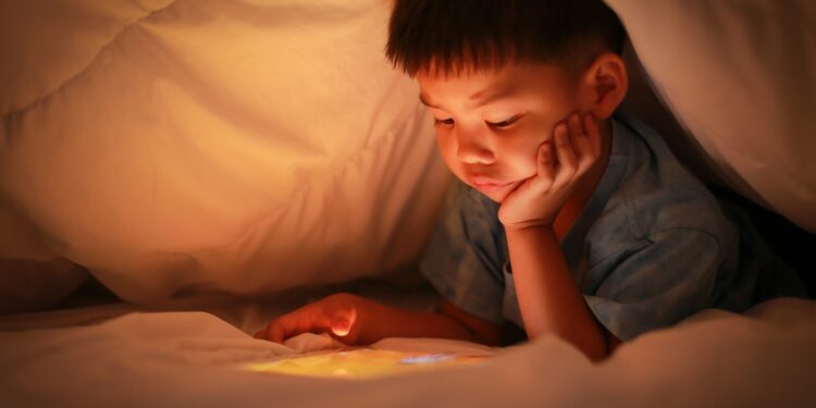 #Parenting Tips : मुलांच्या ‘स्क्रीन टाइम’वर लक्ष ठेवा, मोबाईलच्या व्यसनावर नियंत्रण कसे ठेवायचे