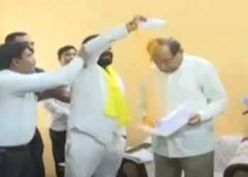 धनगर आरक्षण : धनगर आरक्षण कृती समितीने पालकमंत्री राधाकृष्ण विखे पाटील यांच्यावर उधळला भंडारा ; वाचा नेमके काय घडले