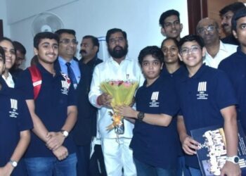 मुख्यमंत्री एकनाथ शिंदे यांची जागतिक कराटे चॅम्पियनशिपमध्ये सहभागी होणाऱ्या टीमने घेतली भेट