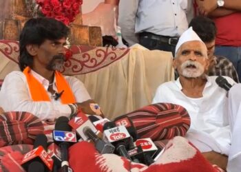 JALANA : “देवेंद्र फडणवीस बेइमानी करणार नाहीत, उपोषण मागे घ्या… लढा सुरू ठेवा ! ” संभाजी भिडेंची मनोज जरांगे यांना विनंती