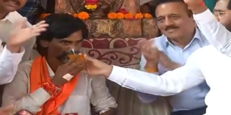 मोठी बातमी : मनोज जरांगे पाटील यांचं उपोषण सुटलं, मुख्यमंत्री एकनाथ शिंदे उपोषणस्थळी दाखल, सरकारच्या शिष्टमंडळाला अखेर यश !