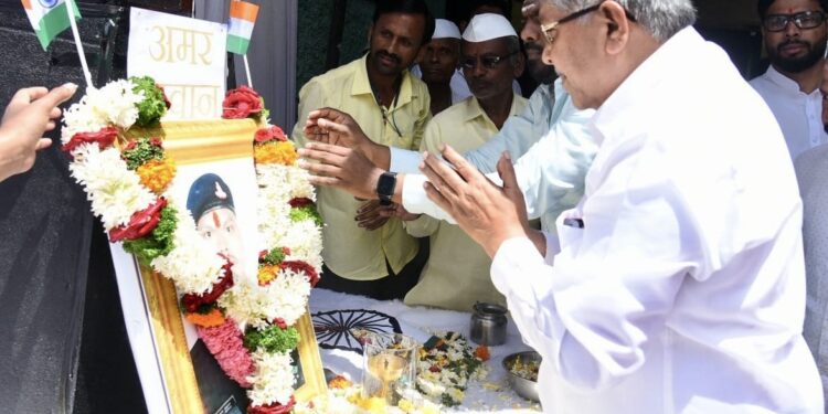 PUNE : शहीद जवान दिलीप ओझरकर यांना पालकमंत्री चंद्रकांत पाटील यांची श्रद्धांजली !