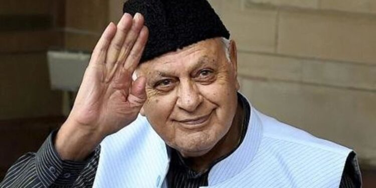 #VIDEO : “तुमची वहिनी राहणार की पळून जाणार,लग्न कधी करणार?” फारुख अब्दुल्ला यांचे महिला पत्रकारास विचित्र प्रश्न