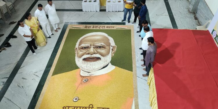 पंतप्रधान नरेंद्र मोदी यांच्या वाढदिवसानिमित्त धान्यापासून साकारले भव्य पोट्रेट 