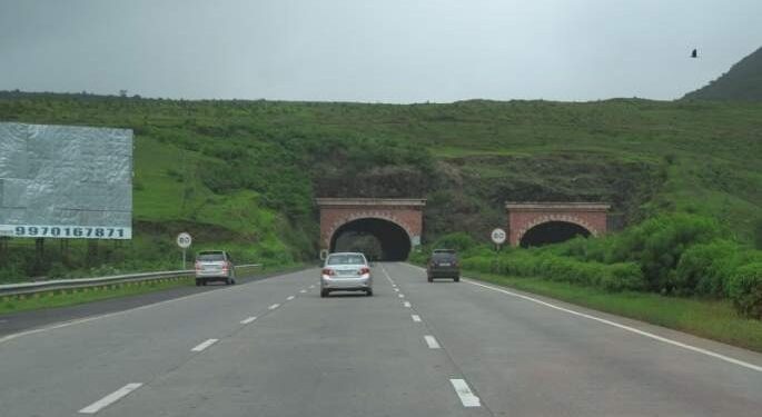 Pune-Mumbai Expressway होणार 8 पदरी ? राज्य सरकारकडे पाठवण्यात आल्यावर आलेल्या प्रस्तावात नेमकं काय… वाचा सविस्तर