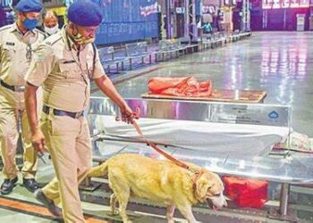 धक्कादायक : मुंबई विमानतळावर निळ्या बॅगमध्ये बॉम्ब ठेवल्याचा निनावी कॉल; सुरक्षा यंत्रणा अलर्ट मोडवर