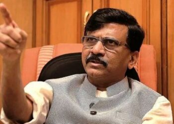 MAHARASHTRA POLITICS : ‘इतिहासाच्या कळ्याकुट्ट पानावर विधानसभा अध्यक्षांचे नाव लिहिले जाईल…!’ संजय राऊत यांची तोफ पुन्हा धडाडली