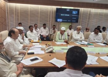 उपमुख्यमंत्री अजित पवार यांच्याकडून मंत्रालयातील बैठकीतनाशिकच्या कांदा व्यापाऱ्यांशी चर्चा, मागण्यांचा सकारात्मक आढावा