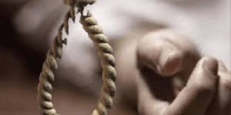 CRIME NEWS : सवतीचा फोटो मोबाईलवर पाहून कौटुंबिक कलहातून विवाहितेची आत्महत्या