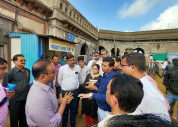 PUNE : जेजुरी गड विकास आराखड्याच्या कामांची जिल्हाधिकारी डॉ. राजेश देशमुख यांच्याकडून पाहणी