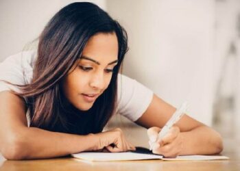 LIFE STYLE : मनातले बोलायला कोणी नसेल तर मानसिक आरोग्यासाठी डायरी लिहिणे हा आहे सर्वोत्तम पर्याय !