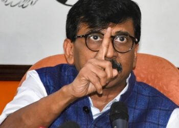 एकनाथ शिंदे यांच्या वडिलांनी शिवसेनेची स्थापना केली होती का ? संजय राऊतांची कडवट टीका