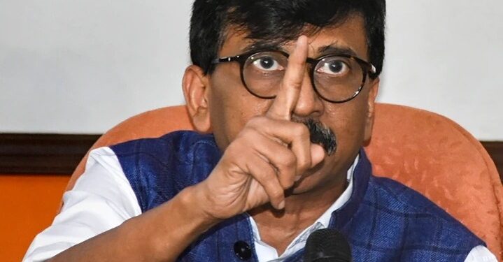 एकनाथ शिंदे यांच्या वडिलांनी शिवसेनेची स्थापना केली होती का ? संजय राऊतांची कडवट टीका