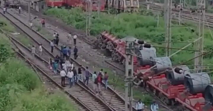 मध्य रेल्वेच्या हार्बर मार्गावरील पनवेल ते कळंबोली स्थानकादरम्यान मालगाडीचे चार डबे रुळावरुन घसरले