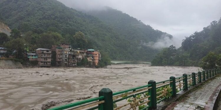 सिक्कीममध्ये हाय अलर्ट ! ढग फुटीमुळे तिस्ता नदीमध्ये महाप्रलय, २३ जवान बेपत्ता