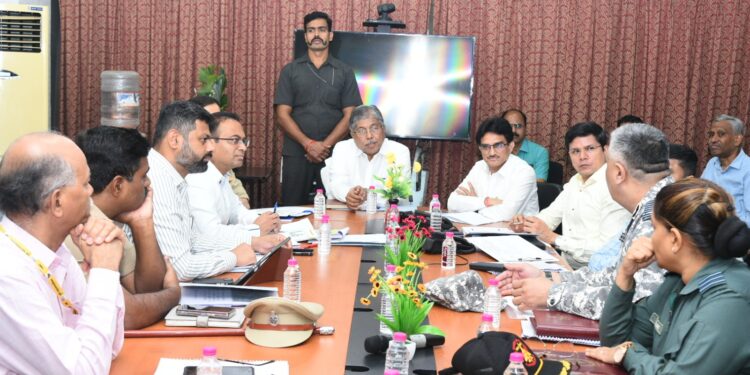 आंतरराष्ट्रीय विमान वाहतूकीच्या दृष्टीने धावपट्टी वाढविण्यासाठी सर्वेक्षण करा – उच्च व तंत्रशिक्षण मंत्री चंद्रकांत पाटील