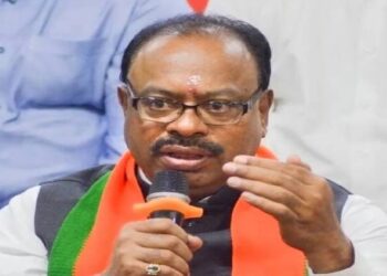 MAHARASHTRA POLITICS : “फडणवीसांच्या पाठीत खंजीर खुपसणारे उद्धव ठाकरे आणि शरद पवार आपला उरलेला पक्ष शोधत आहेत..!” चंद्रशेखर बावनकुळेंची बोचरी टीका