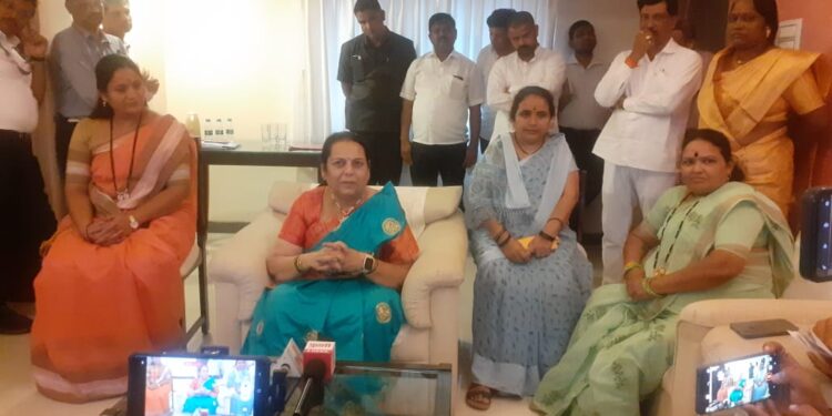 पोलिसांनी महिलांच्या सुरक्षेसाठी सीसीटीव्हीचा वापर करून निराधार महिलांना आधार गृहात दाखल करावे – डॉ. नीलम गोऱ्हे