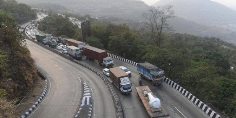 महत्वाची बातमी : मुंबई- पुणे द्रुतगती मार्गावर ग्रॅन्टी बसविण्यासाठी मंगळवारी 2 तासासाठी राहणार बंद