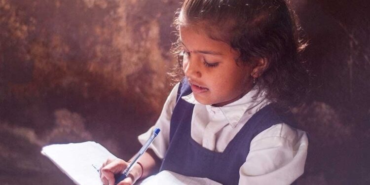 मुलींच्या सक्षमीकरणासाठी ‘लेक लाडकी योजना’; राज्यातील अडीच लाख मुलींना मिळणार 1 लाख रुपये