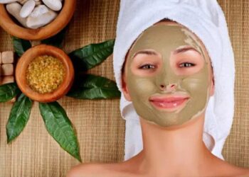 Beauty Secrets : नवरात्रीमध्ये चमकदार कांतीसाठी तेलकट त्वचेची अशी घ्या काळजी