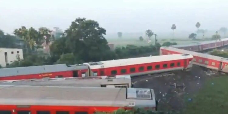 Train Accident : बिहारच्या बक्सरमध्ये मोठा रेल्वे अपघात; नॉर्थ ईस्ट एक्सप्रेस घसरल्याने 4 जणांचा मृत्यू, 80 जण जखमी