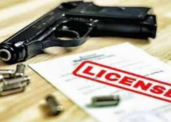 Arms license : शस्त्र बाळगायचे असल्यास कायदेशीर पद्धतीने ते मिळवता येते, पण नेमके कोणाला आणि कसे ? वाचा सविस्तर