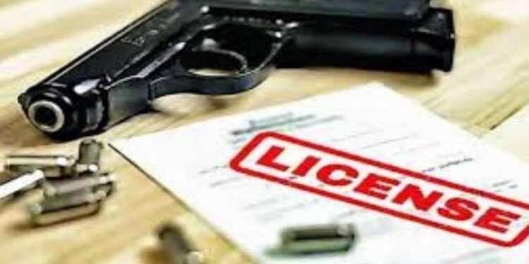 Arms license : शस्त्र बाळगायचे असल्यास कायदेशीर पद्धतीने ते मिळवता येते, पण नेमके कोणाला आणि कसे ? वाचा सविस्तर