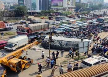 ACCIDENT : नवले पुलावर पुन्हा अपघात; सुदैवाने जीवित हानी नाही, ब्रेक फेल झाल्याने ट्रक पलटला