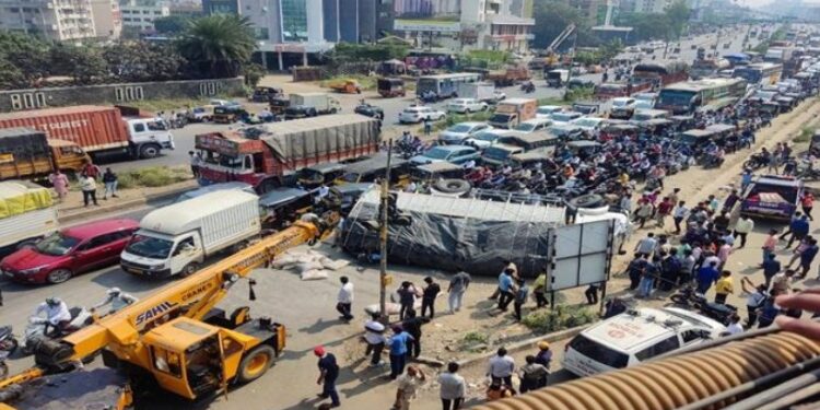 ACCIDENT : नवले पुलावर पुन्हा अपघात; सुदैवाने जीवित हानी नाही, ब्रेक फेल झाल्याने ट्रक पलटला