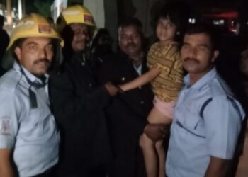 घरात एकीकडे अग्नितांडव; चिमुकली अडकली गॅलरीमध्ये ,अग्निशमन दलाकडून शर्थीचे प्रयत्न करून मुलीची सुखरुप सुटका