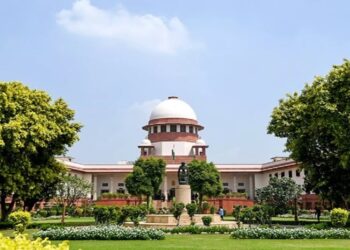 Supreme Court : मुंबई उच्च न्यायालयाच्या मुख्य न्यायमूर्तींची शपथ सदोष, सुप्रीम कोर्टाने ठोठावला पाच लाखांचा दंड, काय आहे प्रकरण ?