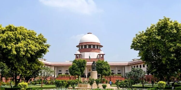 Supreme Court : मुंबई उच्च न्यायालयाच्या मुख्य न्यायमूर्तींची शपथ सदोष, सुप्रीम कोर्टाने ठोठावला पाच लाखांचा दंड, काय आहे प्रकरण ?