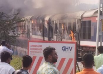Fire Incident : नगर-आष्टी रेल्वेला वाळूंज जवळ 5 डब्यांना भीषण आग; आगीत रेल्वेचे मोठे नुकसान
