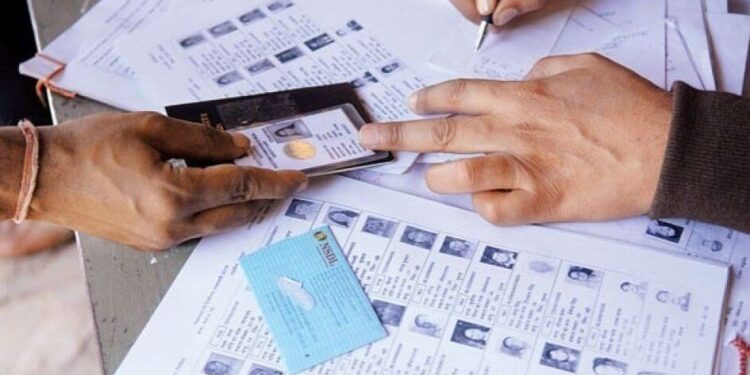 आगामी निवडणूक वर्ष पाहता मतदार याद्या अधिक शुद्ध करण्यावर भर द्या – जिल्हाधिकारी डॉ. राजेश देशमुख