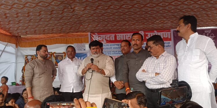 जनरल मोटर्स एम्प्लॉई युनियनच्या उपोषणकर्त्या कामगारांना उद्योगमंत्री उदय सामंत यांची भेट; राज्य शासन पूर्णपणे कामगारांच्या पाठीशी- उद्योगमंत्री