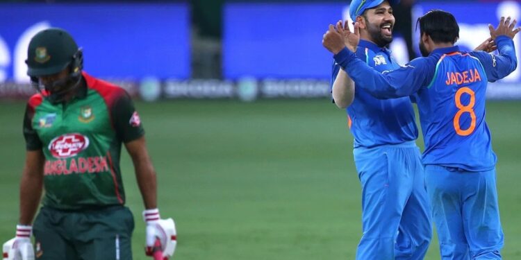 India vs Bangladesh : भारतीय कर्णधार रोहित शर्माला ‘या’ करणामुळे भरावा लागणार 4 हजारांचा दंड