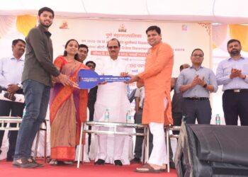 PUNE : मुदतीत कर भरलेल्या नागरिकांचा पालकमंत्री अजित पवार यांनी बक्षीस देऊन केला सत्कार