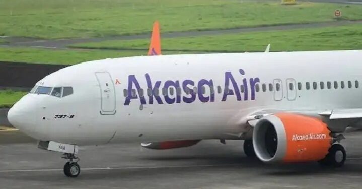 Emergency Landing : अक्सा एयरलाईनमध्ये अजब प्रकार; प्रकृती अस्वाथ्यामुळे केले लँडिंग, मग प्रवासी म्हणे माझ्या बागेत बॉंम्ब आहे ! विमानतळावर गोंधळ