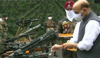 Defence Minister Rajnath Singh : भारत-चीन सीमेवर संरक्षण मंत्र्यांकडून शस्त्रपूजन, जवानांसोबत विजयादशमी साजरी