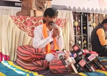 पुन्हा आमरण उपोषण सुरु !” सरकारला दिलेली वेळ संपली; मुख्यमंत्र्यांना आरक्षण देण्यापासून कोण अडवतंय? जरांगे पाटील यांचा सवाल