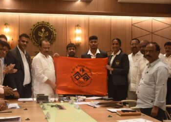 37 व्या राष्ट्रीय क्रीडा स्पर्धेत सहभागी होणाऱ्या खेळाडूंना उपमुख्यमंत्री अजित पवार यांच्या हस्ते क्रीडा ध्वजप्रदान