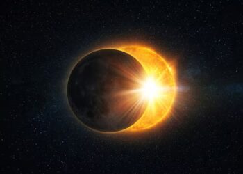 Lunar eclipse 2023 : आज वर्षातील शेवटचे चंद्रग्रहण, वाचा भारतात कधी, कुठे आणि किती वाजता