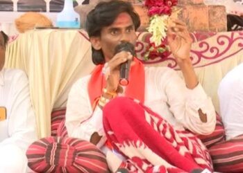 MARATHA RESERVATION : अर्धातास जरांगे पाटील यांची फोनवरून मुख्यमंत्र्यांशी चर्चा, जरांगेंनी स्पष्टच सांगितले, ” अर्धवट आरक्षण घेणार नाही…!”