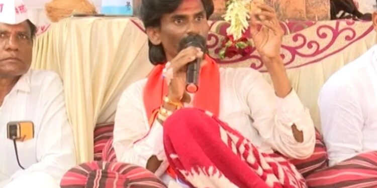 MARATHA RESERVATION : अर्धातास जरांगे पाटील यांची फोनवरून मुख्यमंत्र्यांशी चर्चा, जरांगेंनी स्पष्टच सांगितले, ” अर्धवट आरक्षण घेणार नाही…!”