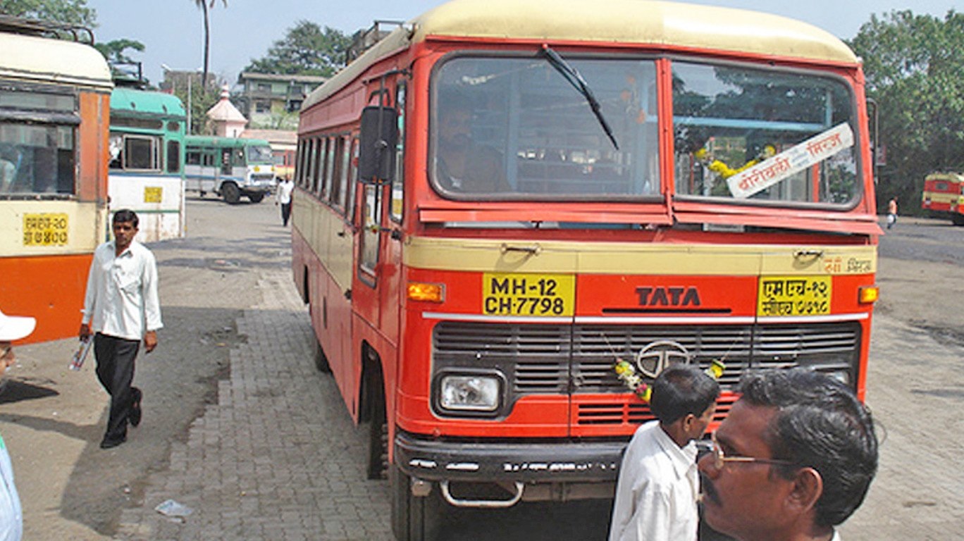 ST Bus Revenue : दिवाळीत ST महामंडळ मालामाल, अवघ्या १५ दिवसांत ३२८ ...