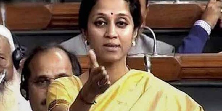 SUPRIYA SULE : ” राज्याच्या गृहमंत्र्यांनी तातडीनं राजीनामा दिला पाहिजे…” खासदार सुप्रिया सुळे यांची संतप्त प्रतिक्रिया