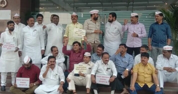 MARATHA RESERVATION : मंत्रालयाबाहेर आंदोलन करणाऱ्या आमदारांवर पोलिसांची कारवाई