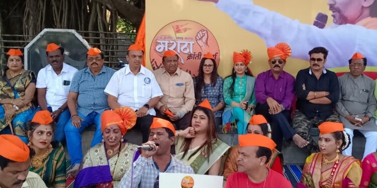 PUNE : साखळी उपोषणात विविध वेशभूषा करून चित्रपट ,नाट्य,लावणी कलाकारांनी मराठा आरक्षणाला दिला पाठिंबा